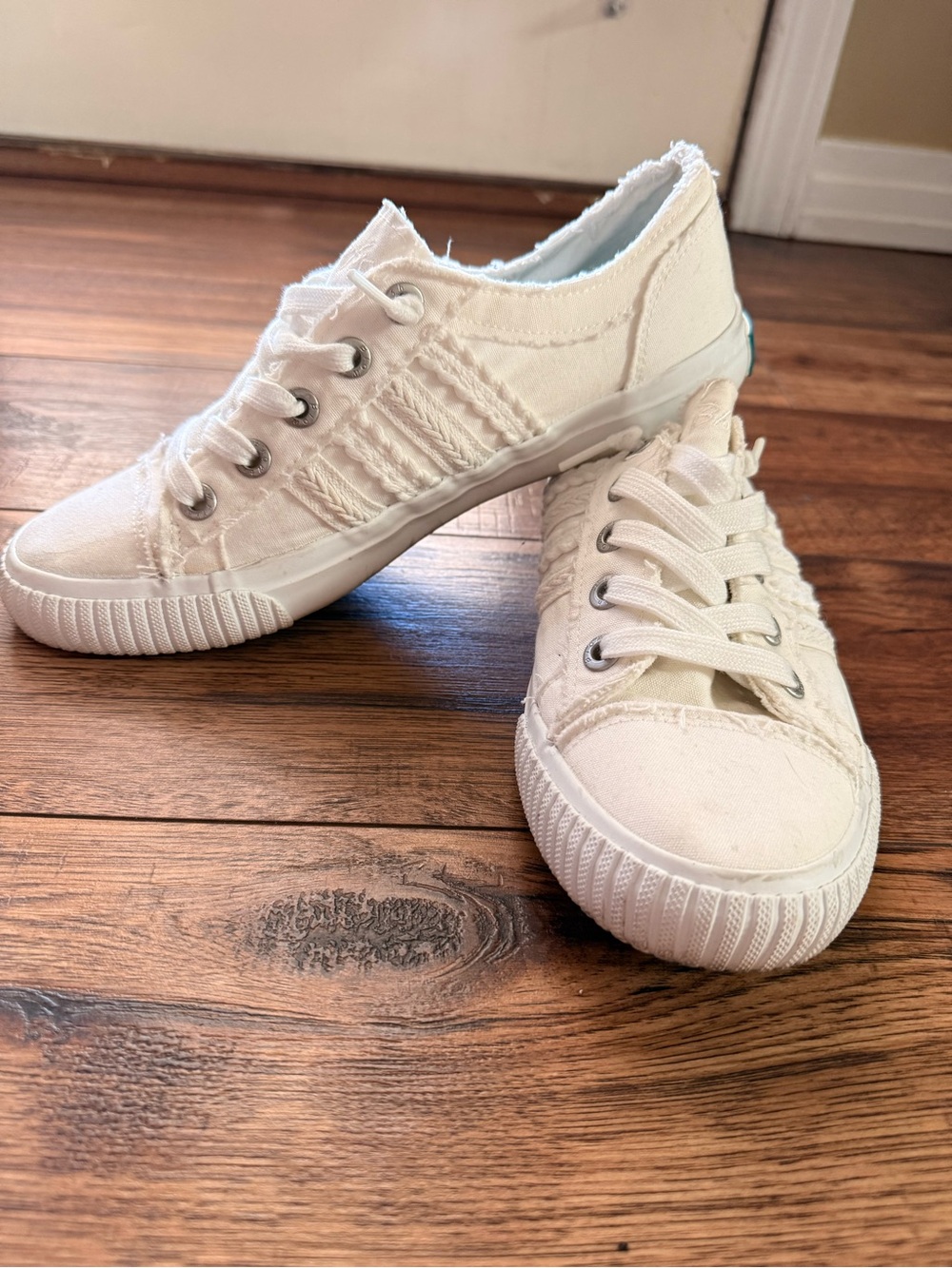 Blowfish Malibu White Canvas Sneakers Women’s Size 10 | Distressed Lace-Up